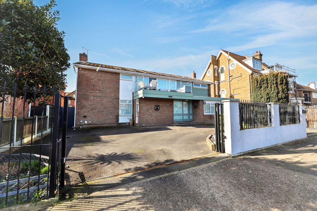 6 bed detached house for saleSt. Pauls Road, Clacton-On-Sea CO15