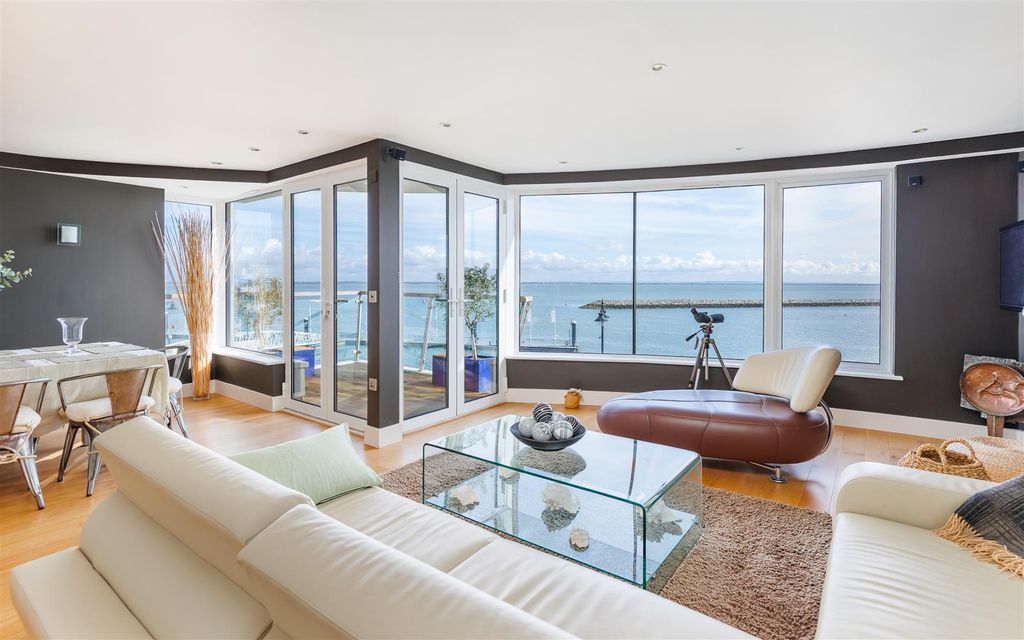 Additional image 2 of 3 bed flat for saleCowes, Isle Of Wight PO31