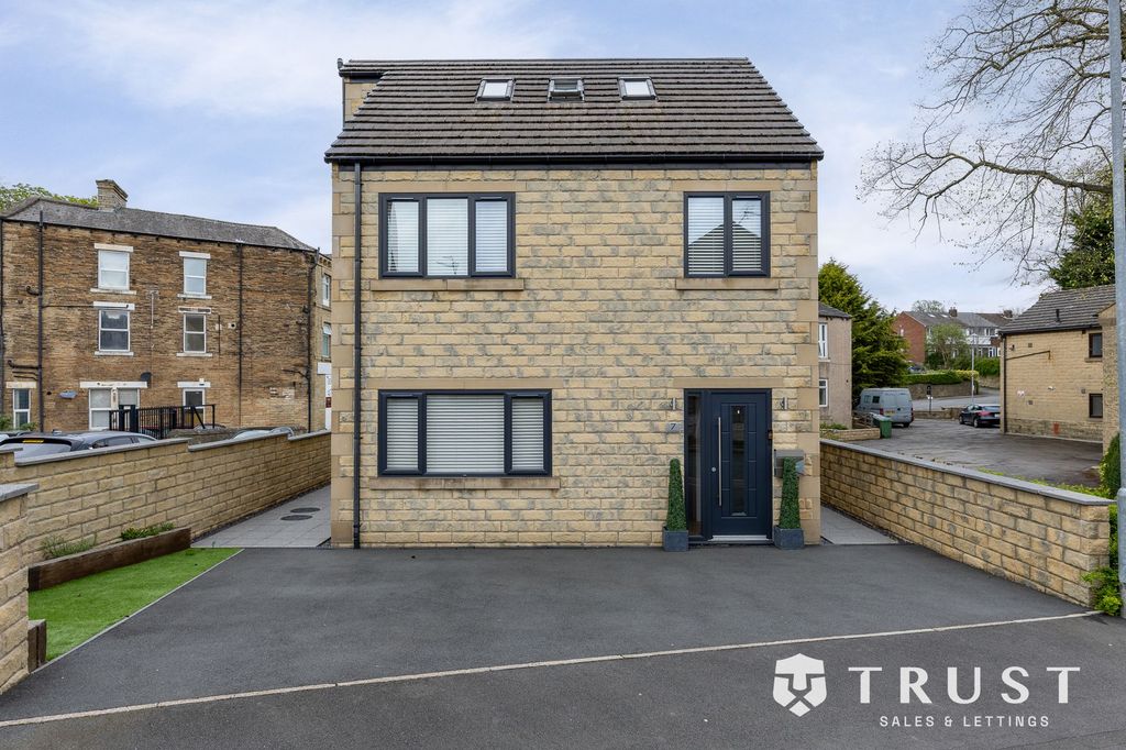 3 bed detached house for saleSchool Street, Cleckheaton BD19
