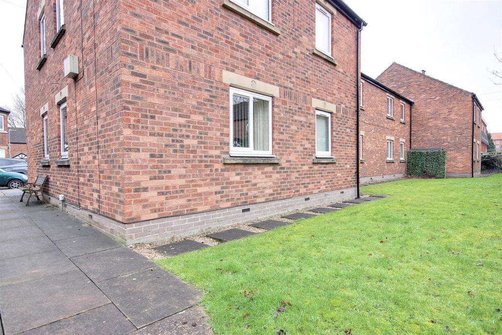 Additional image 3 of 2 bed flat for saleApplegarth Mews, Crescent Street, Cottingham HU16