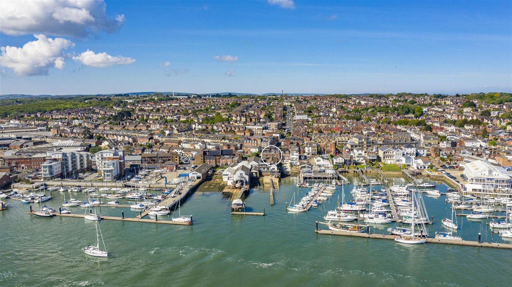 2 bed flat for saleWaterfront Apartment - Tides Reach, Cowes PO31 photo 4