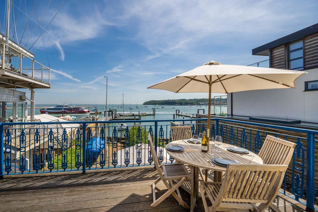 Additional image 8 of 4 bed town house for saleOld Town, Cowes, Isle Of Wight PO31