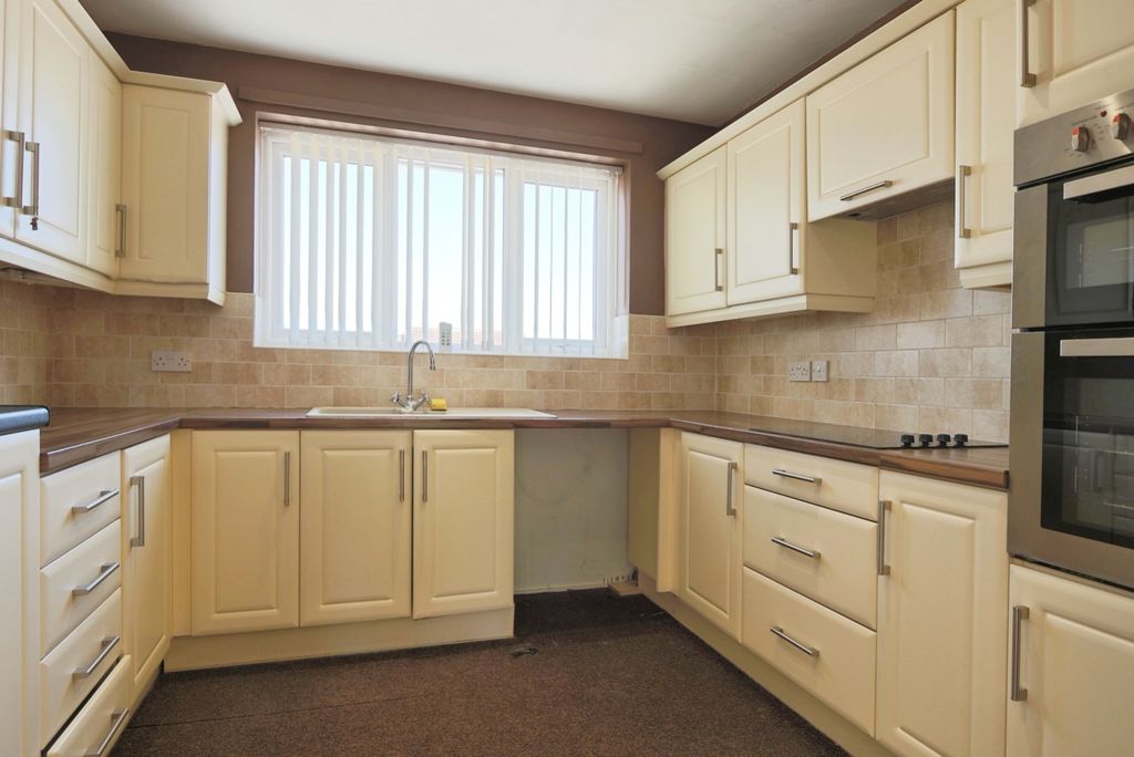 2 bed flat for saleHeath Royal Court, South Street, Cottingham, East Riding Of Yorkshire HU16