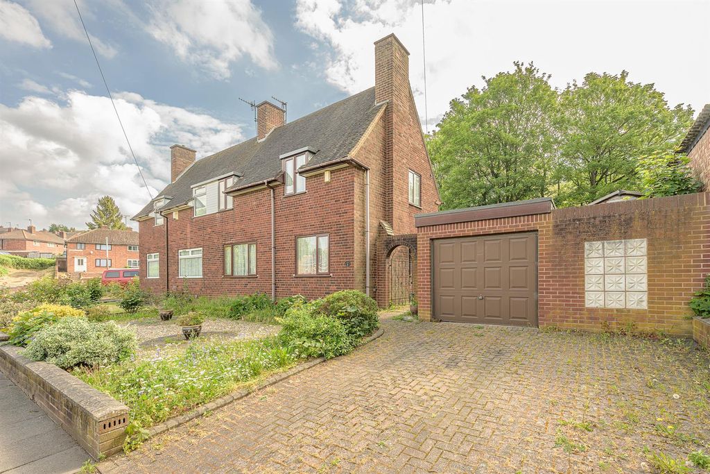 3 bed semi-detached house for saleBarn Close, Cradley Heath B64