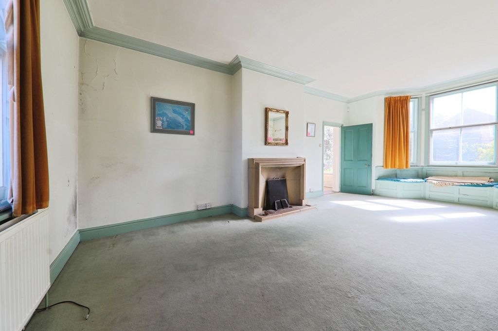 6 bed detached house for saleHallgate, Cottingham, East Riding Of Yorkshire HU16 photo 2