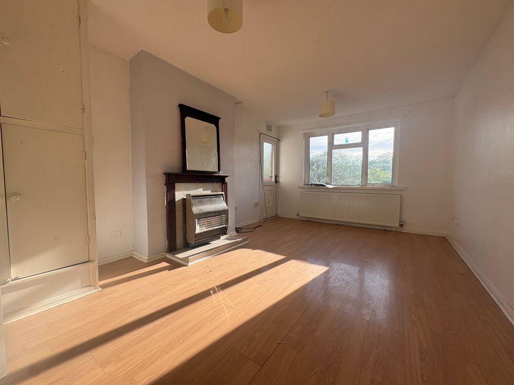3 bed flat for saleTy'r Llwyn, Wrexham LL14 photo 2