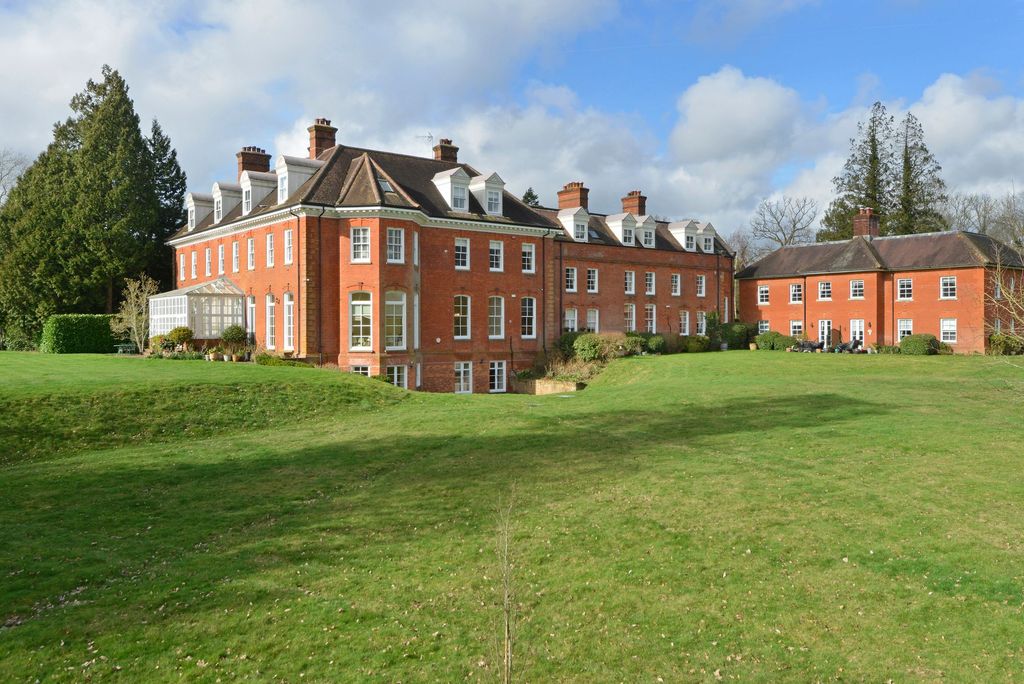 2 bed flat for saleElmbridge Road, Cranleigh GU6