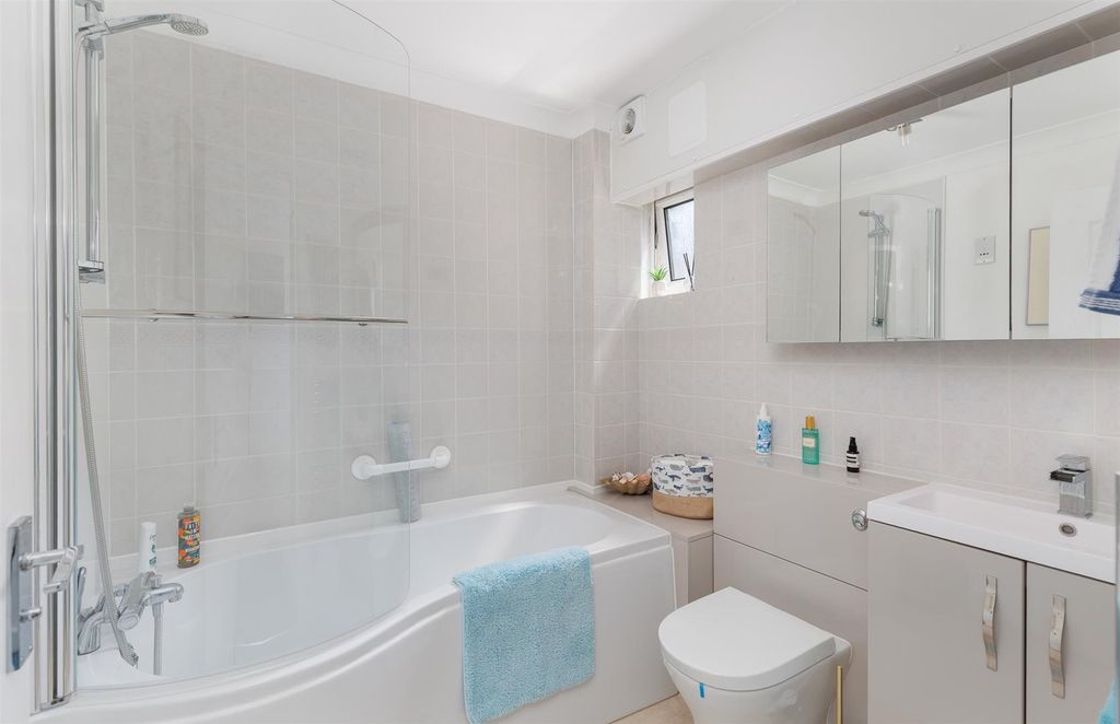Additional image 15 of 2 bed flat for saleCowes, Isle Of Wight PO31