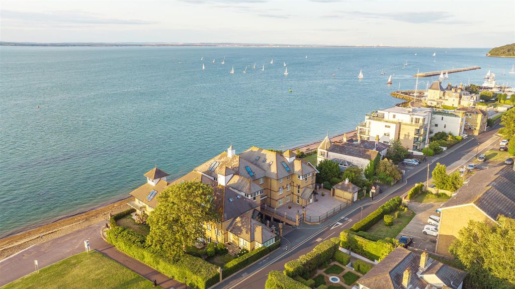 2 bed flat for saleCowes, Isle Of Wight PO31