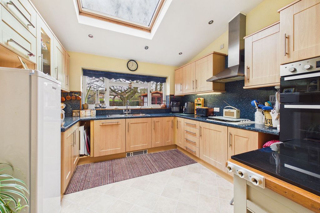 4 bed detached house for saleWesternlea, Crediton EX17 photo 2