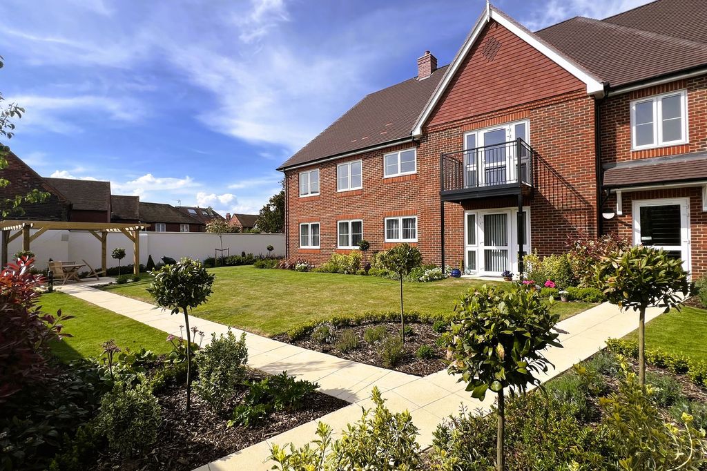 1 bed flat for saleVictoria Road, Manns Lodge GU6