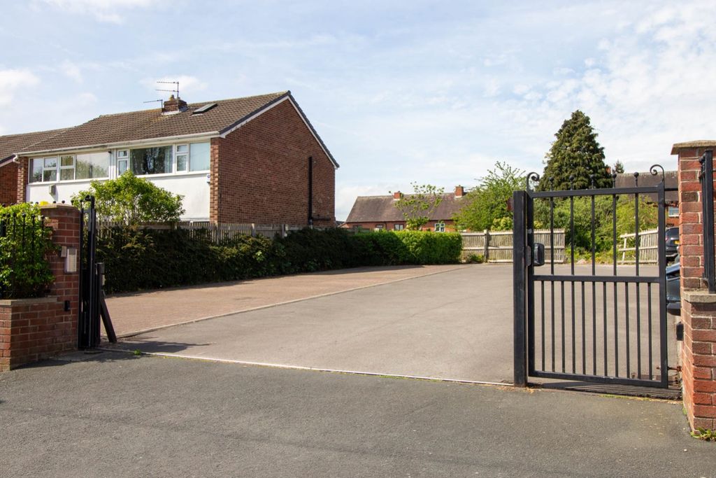 2 bed flat for saleWater Royd Lane, Mirfield, West Yorkshire WF14