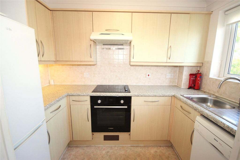 2 bed flat for saleHarbour Road, Seaton, Devon EX12 photo 4