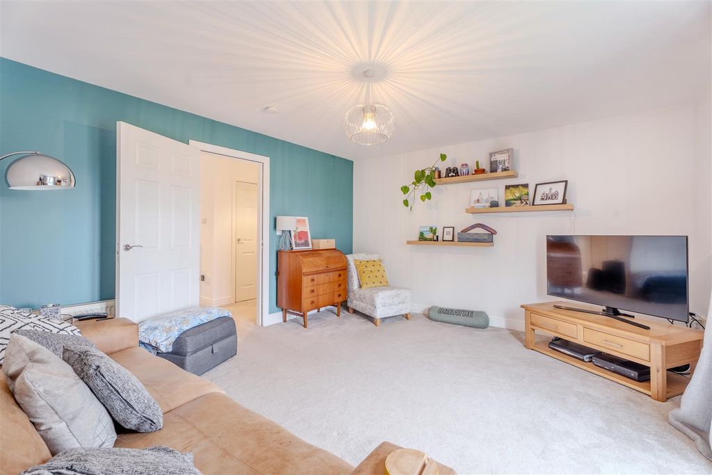 2 bed flat for salePlover Crescent, Dunfermline KY11 photo 3