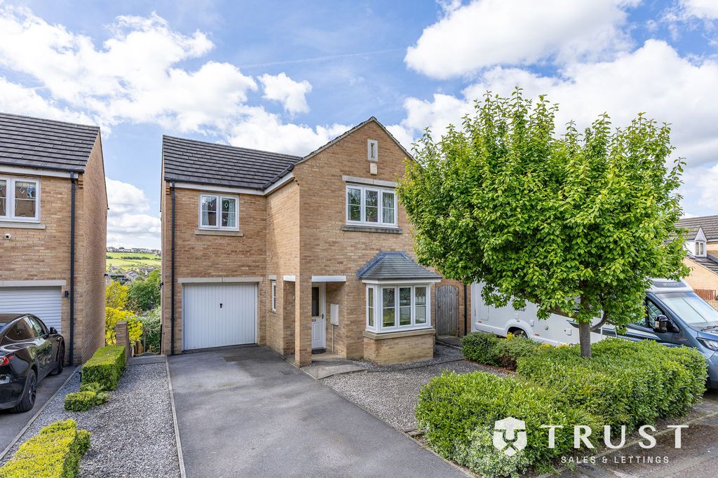 4 bed detached house for saleBream Avenue, Cleckheaton BD19