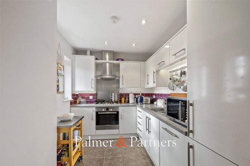 2 bed flat for saleLexden Road, Lexden, Colchester, Essex CO3 photo 2