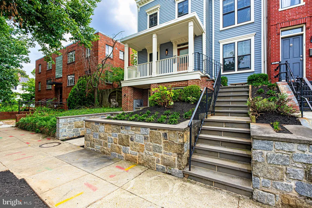 325 D Street SE, Washington, DC 20003 photo 2