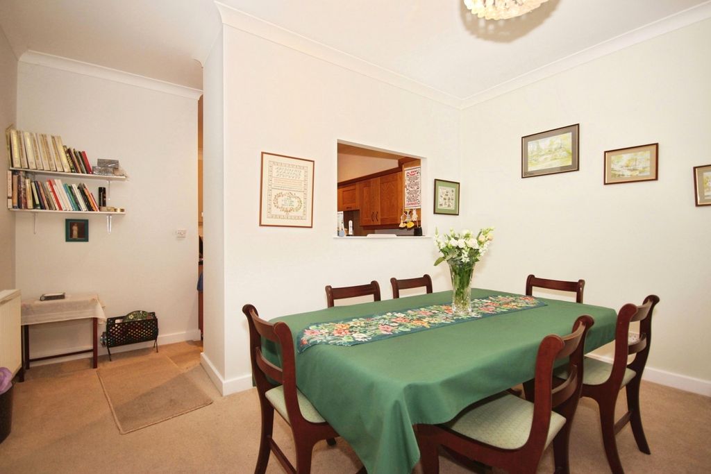 2 bed flat for saleStoneleigh Road, Bubbenhall, Coventry, Warwickshire CV8 photo 3