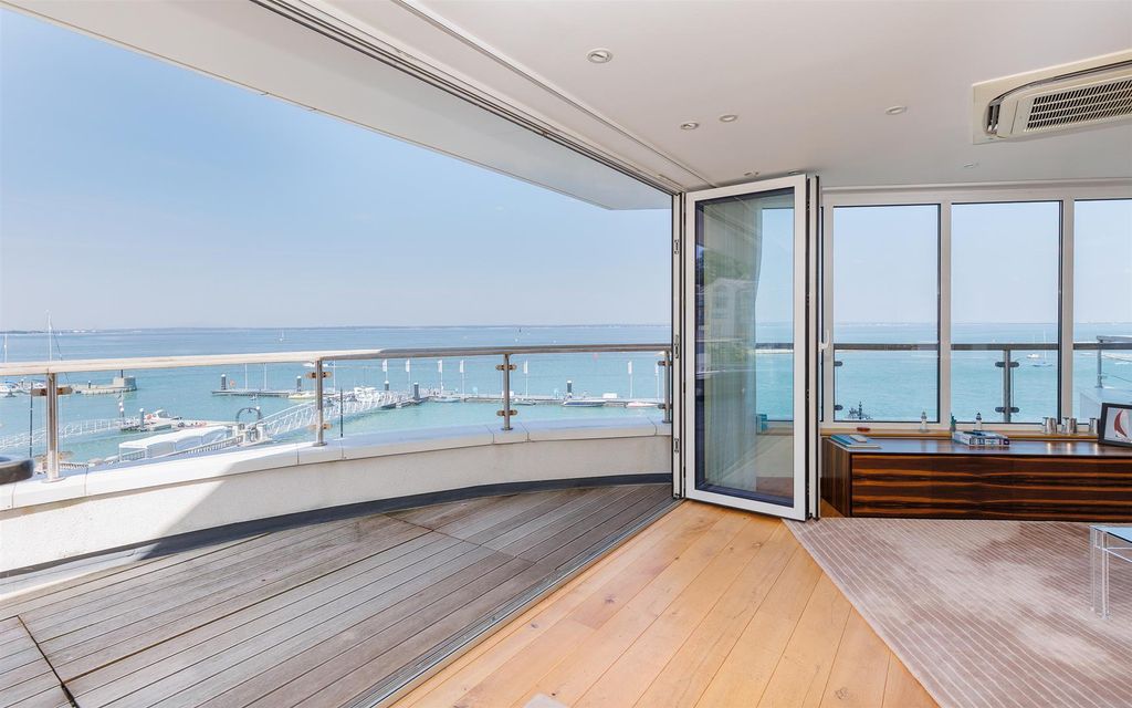 Additional image 2 of 2 bed flat for saleCowes, Isle Of Wight PO31