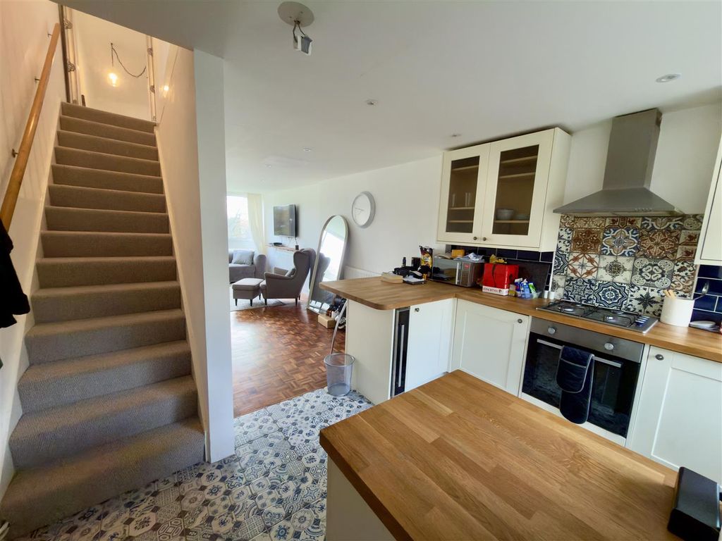 2 bed flat for saleHailey Place, Cranleigh GU6