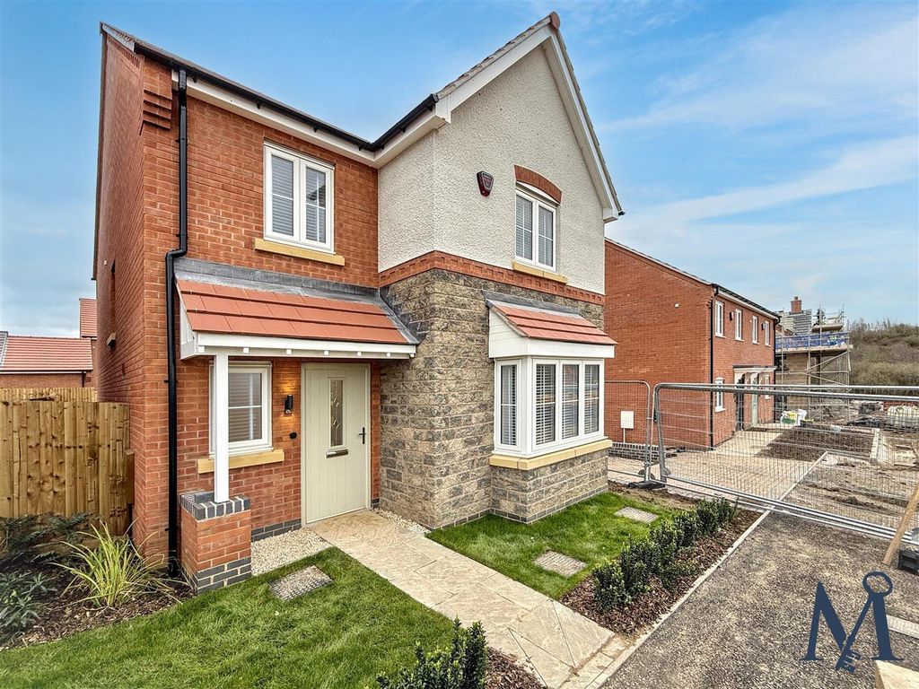 4 bed detached house for saleDrovers Close, Hugglescote, Coalville LE67