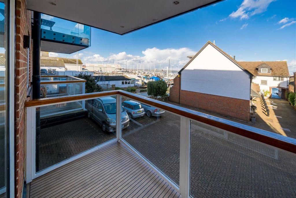 2 bed flat for saleWaterfront Apartment - Tides Reach, Cowes PO31 photo 2