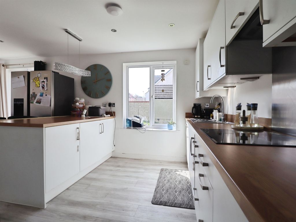 4 bed detached house for saleCae Ffynnon, Cowbridge CF71 photo 5