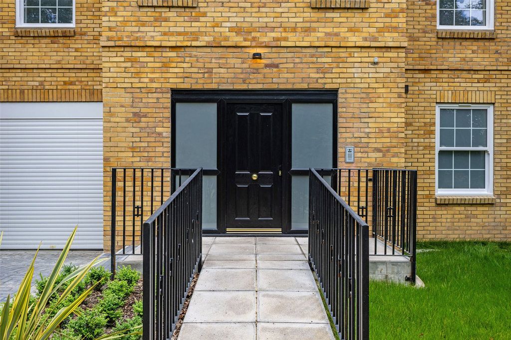 Additional image 10 of 3 bed flat for saleGreen Lane, Cobham, Surrey KT11