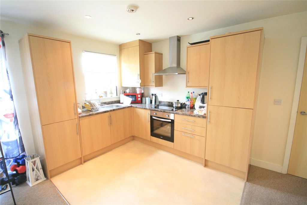 2 bed flat for salePartridge Close, Crewe, Cheshire CW1 photo 5
