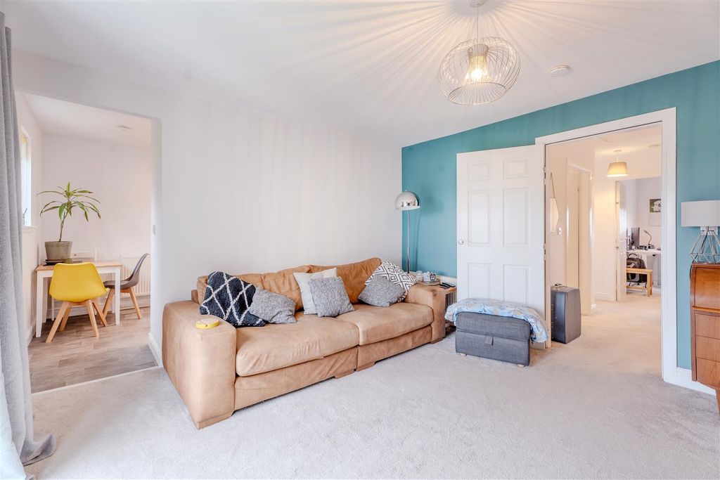 2 bed flat for salePlover Crescent, Dunfermline KY11 photo 5