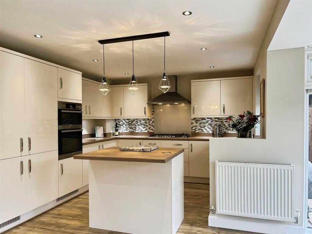 4 bed detached house for saleYew Crescent, Somerford CW12 photo 3