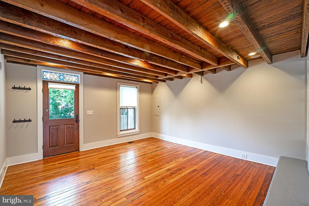325 D Street SE, Washington, DC 20003 photo 4