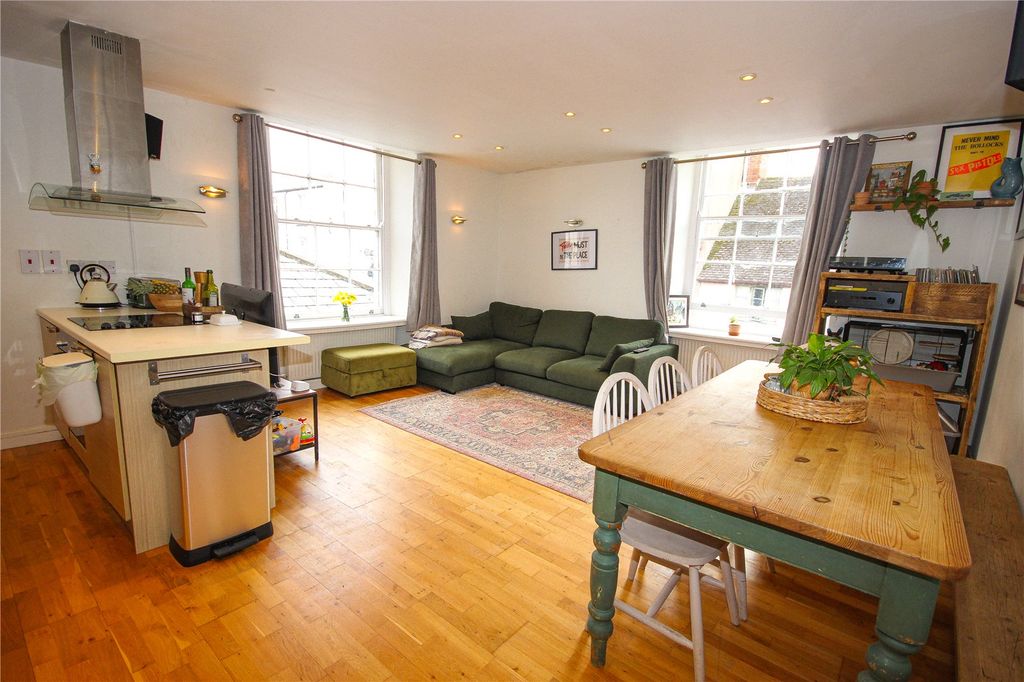 2 bed flat for saleDe La Pole Court, Seaton, Devon EX12 photo 2
