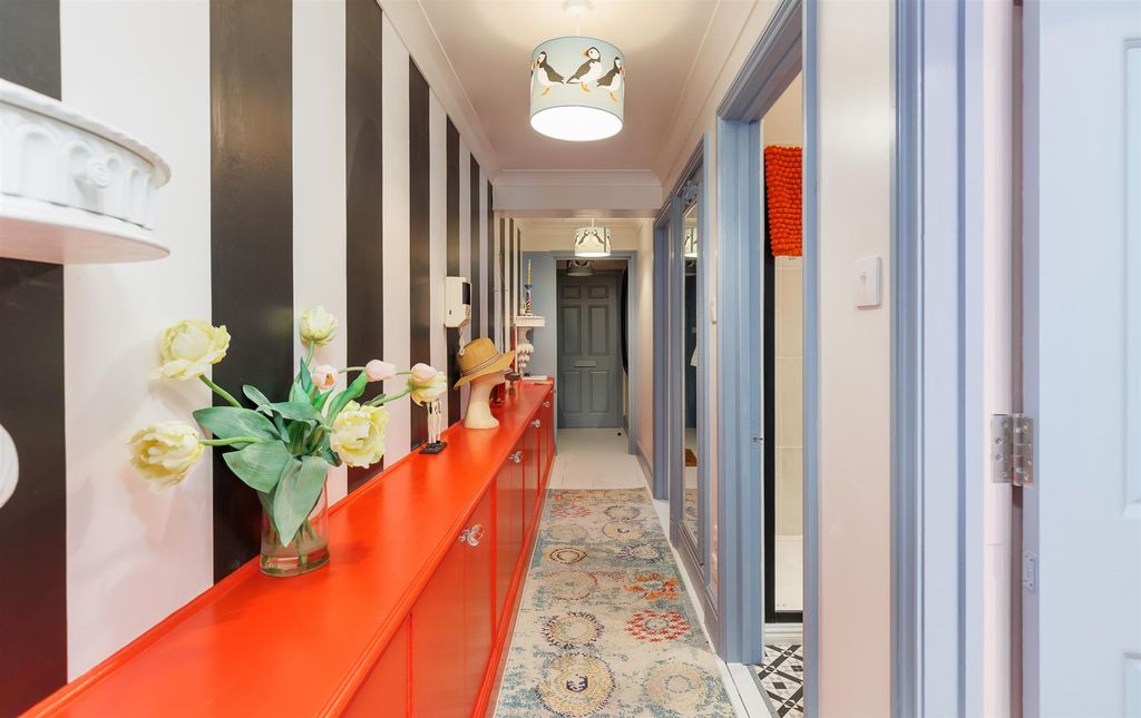2 bed flat for saleThe Parade, Cowes PO31 photo 5