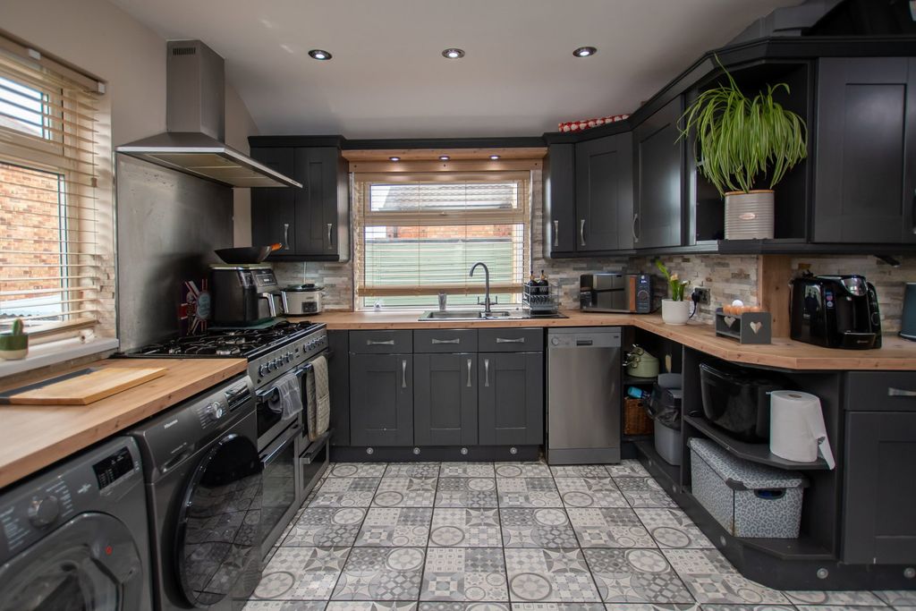 Additional image 10 of 3 bed semi-detached house for salePrinces Road, Cleethorpes DN35