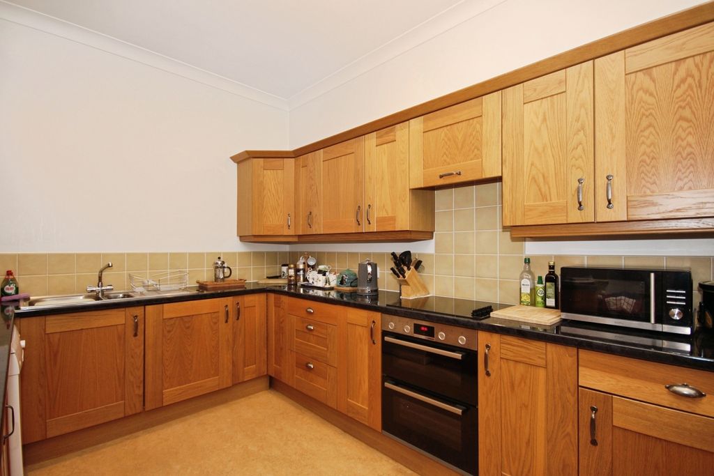 2 bed flat for saleStoneleigh Road, Bubbenhall, Coventry, Warwickshire CV8 photo 4