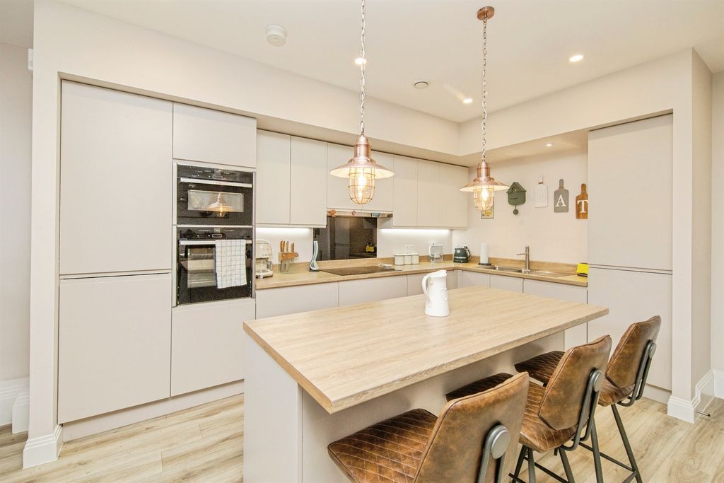 Additional image 3 of 2 bed flat for saleBergholt Road, Colchester CO4