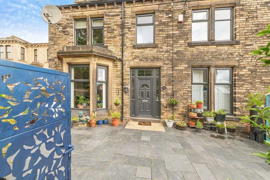 4 bed semi-detached house for saleWhitcliffe Road, Cleckheaton BD19