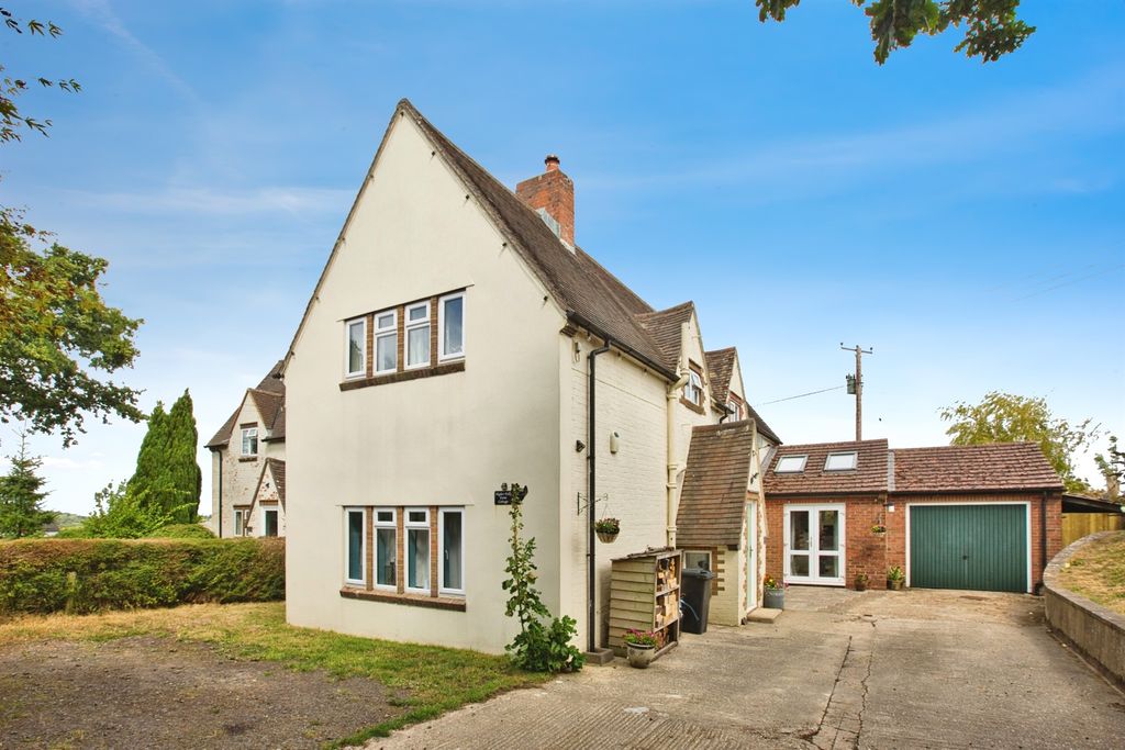 4 bed semi-detached house for saleCrewkerne TA18