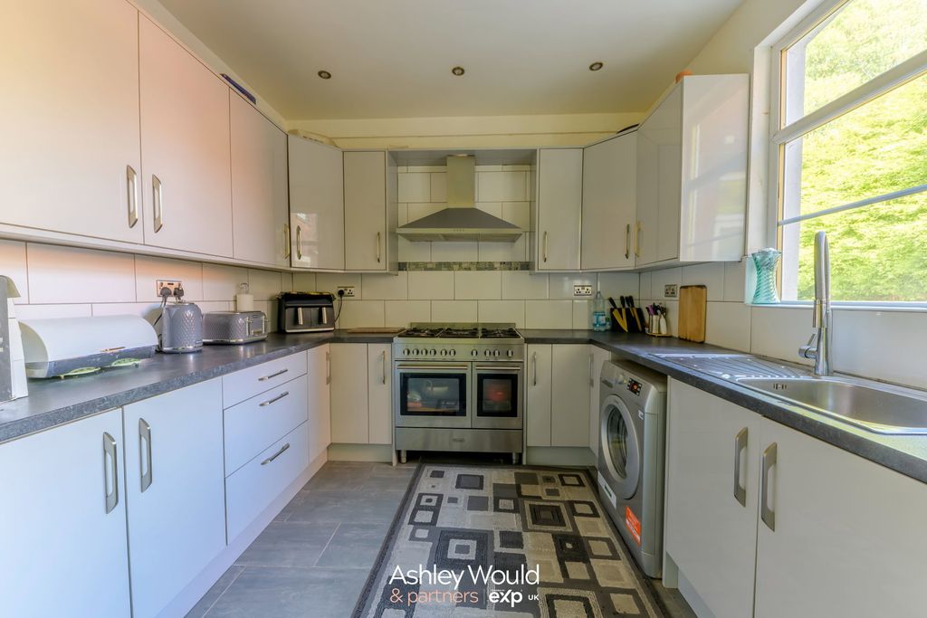 Additional image 8 of 5 bed semi-detached house for saleHalesowen Road, Cradley Heath B64