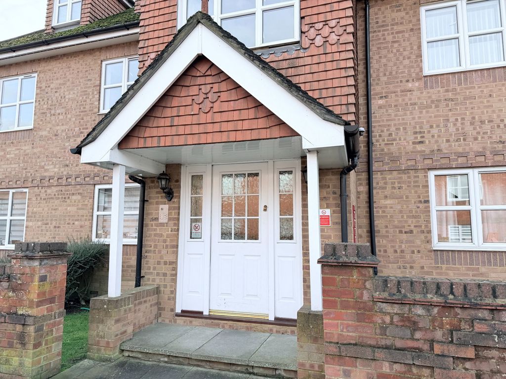 2 bed flat for saleRiverview Gardens, Cobham KT11 photo 2