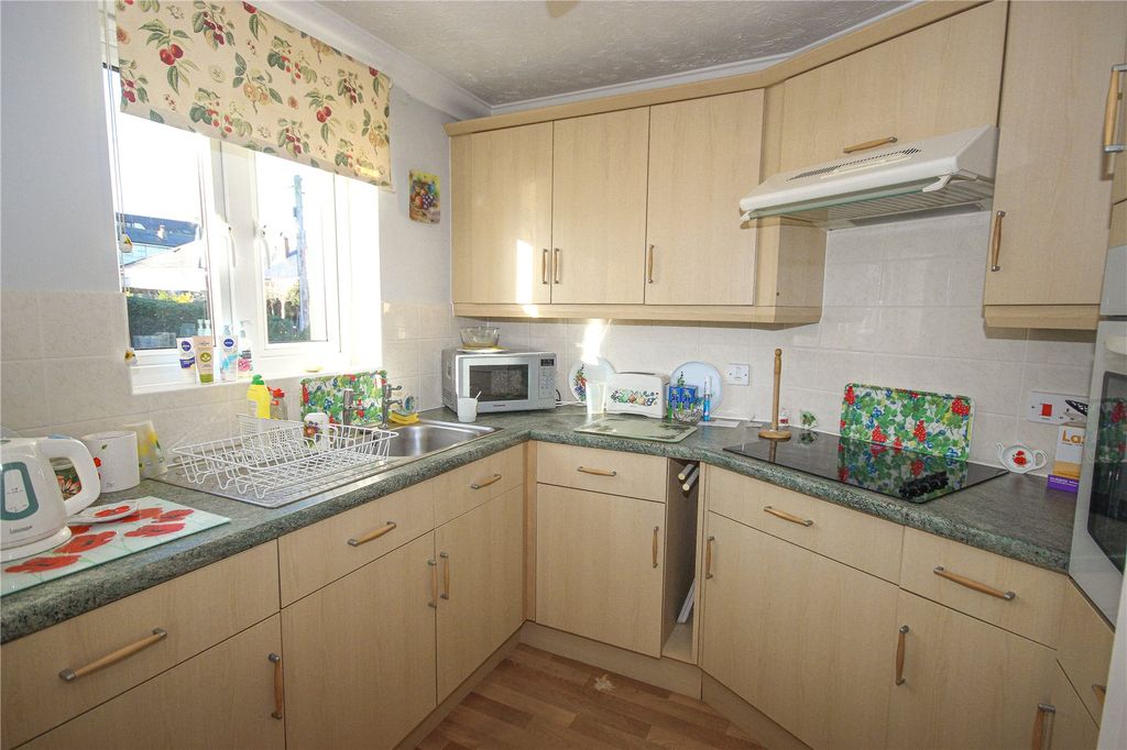 1 bed flat for saleThe Underfleet, Seaton, Devon EX12 photo 4