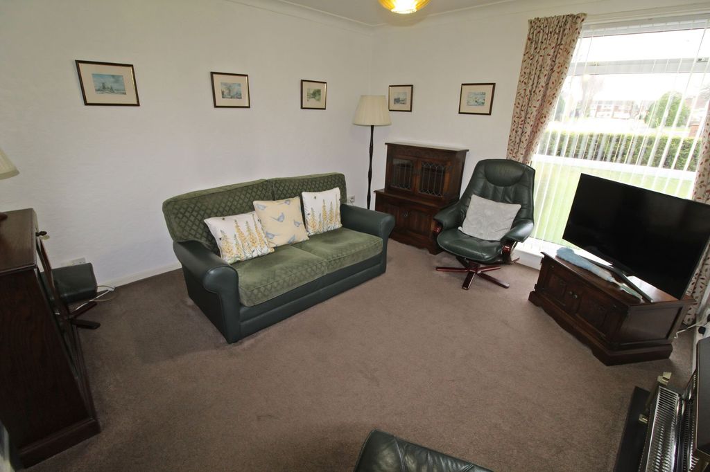 2 bed flat for saleBrookside, Dudley NE23 photo 5