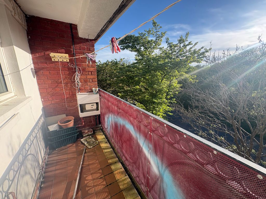 3 bed flat for saleTy'r Llwyn, Wrexham LL14 photo 3