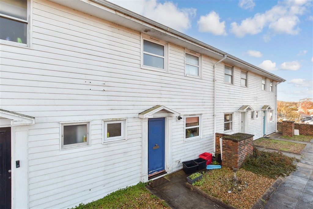 3 bed maisonette for saleHigh Street, Cranleigh, Surrey GU6