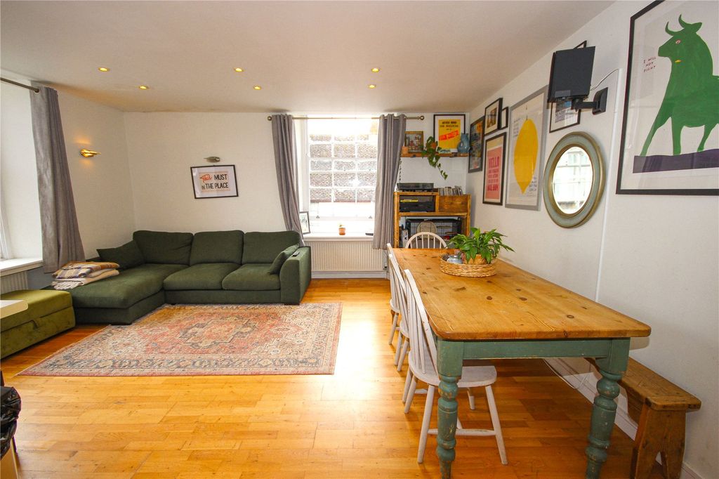 2 bed flat for saleDe La Pole Court, Seaton, Devon EX12 photo 3