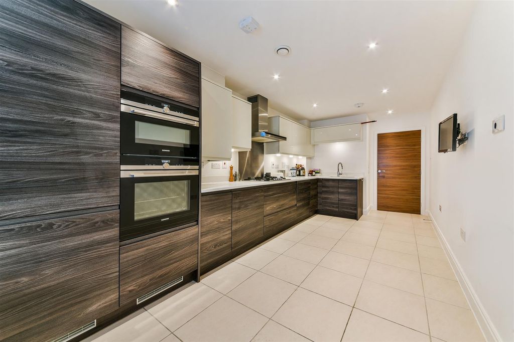 Additional image 3 of 2 bed flat for saleOutwood Lane, Chipstead CR5