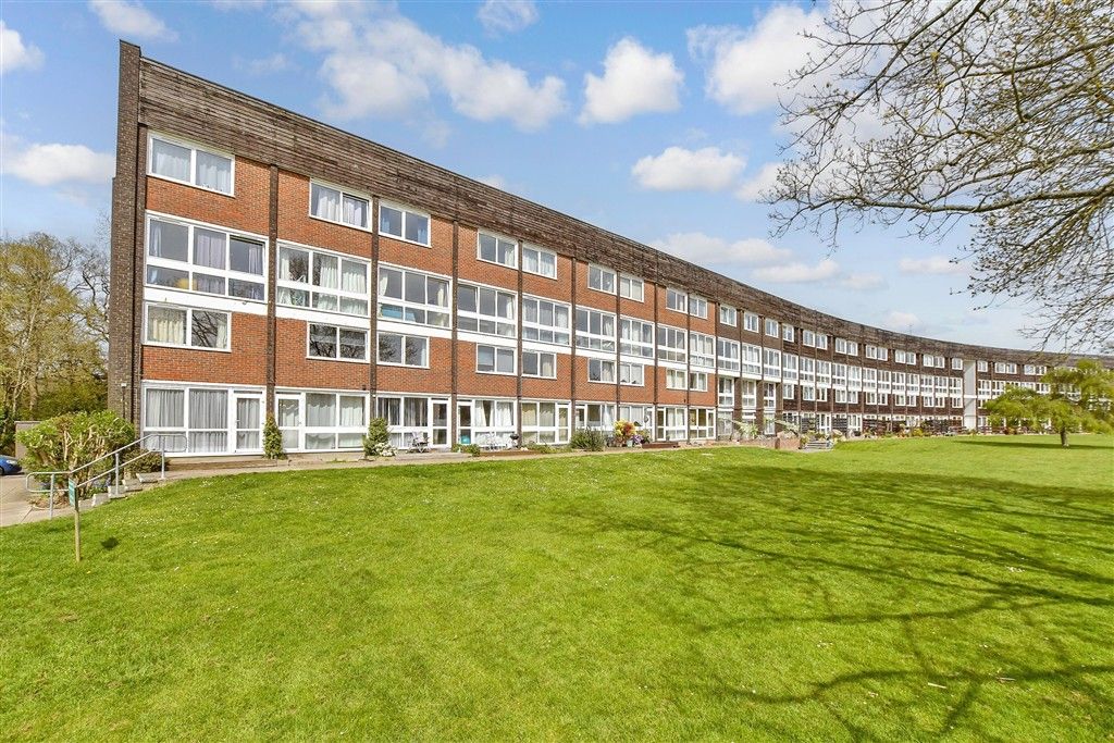 2 bed maisonette for saleHailey Place, Cranleigh, Surrey GU6