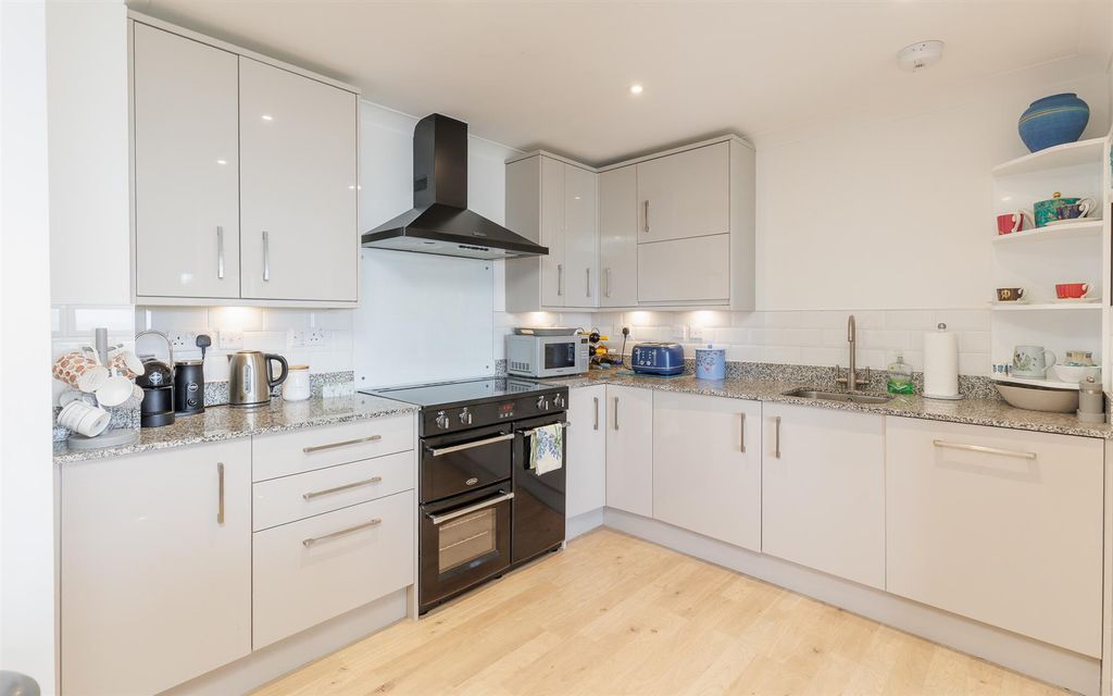 Additional image 6 of 2 bed flat for saleCowes, Isle Of Wight PO31