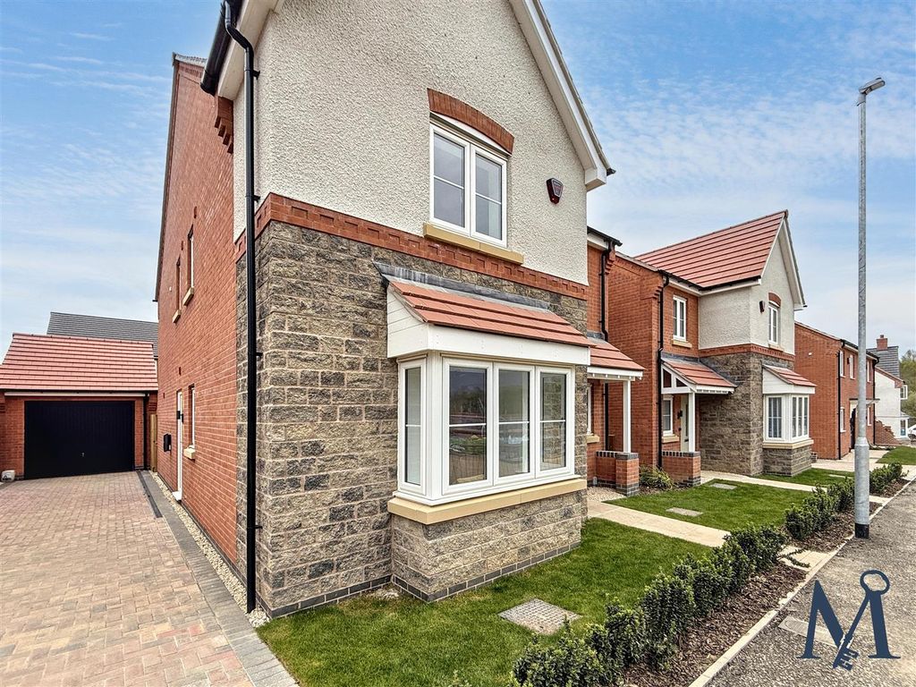 4 bed detached house for saleGrange Meadows, Hugglescote, Coalville LE67